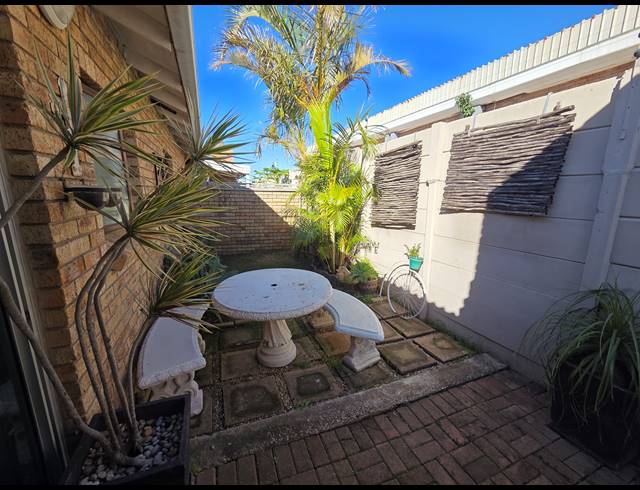 2 BEDROOM TOWNHOUSE FOR SALE IN JEFFREYS BAY CENTRAL